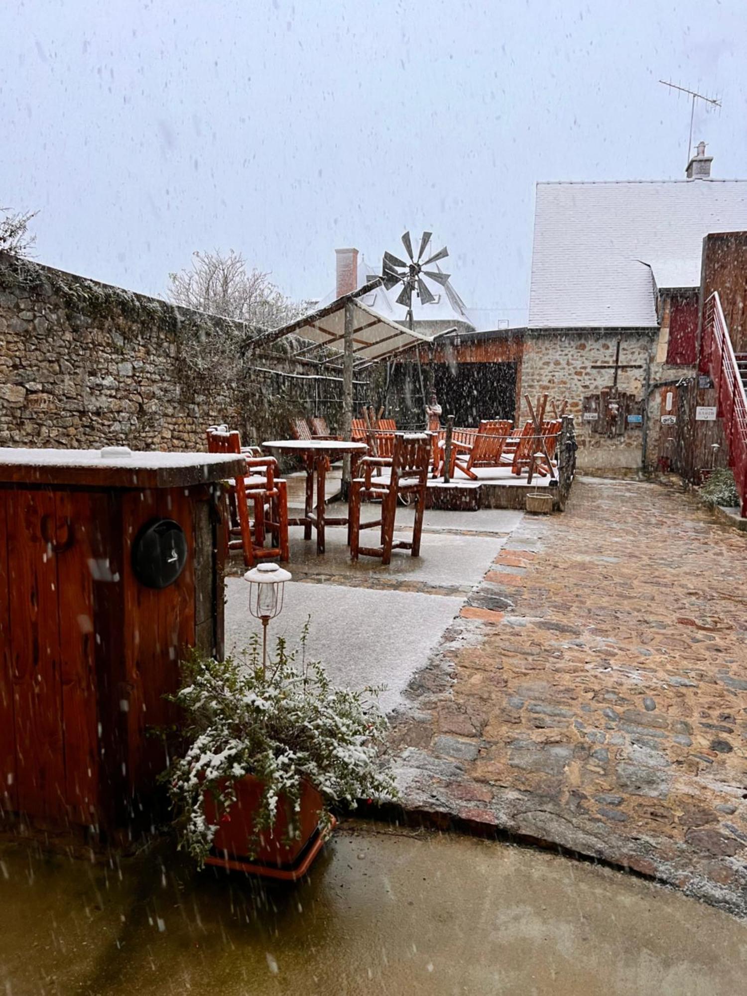 Hotel Le Ranch Brûlon Exterior foto
